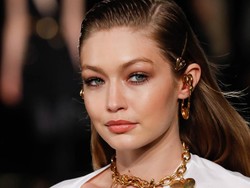 Kalahkan Bella, Gigi Hadid Dominasi Cover Majalah Fashion di 2018