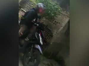Waduh! Pria Ini Tertangkap Kamera Tengah Onani di Motornya