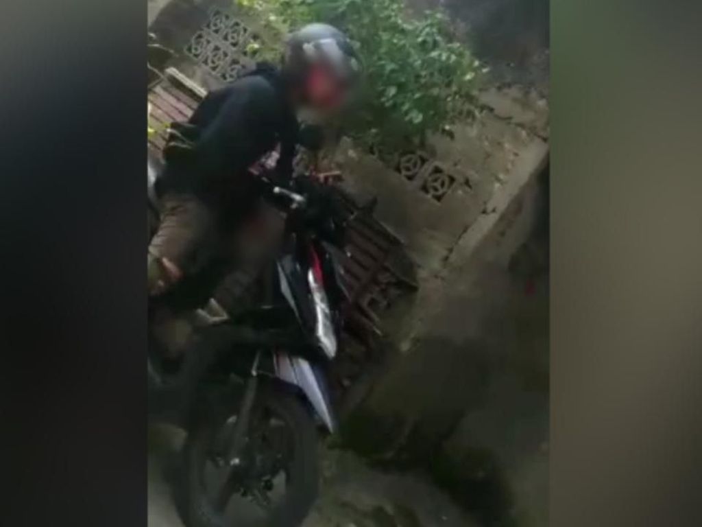 Waduh! Pria Ini Tertangkap Kamera Tengah Onani di Motornya Waduh! Pria Ini Tertangkap Kamera Tengah Onani di Motornya