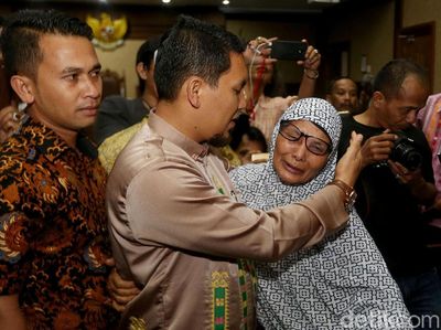 Air Mata Keluarga Bupati Nonaktif Ahmadi Saat Divonis 3 Tahun Penjara