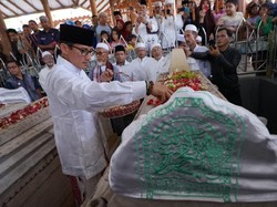 Ziarah ke Sunan Gresik, Sandi Kagum UMKM Bergeliat di Sekitar Makam