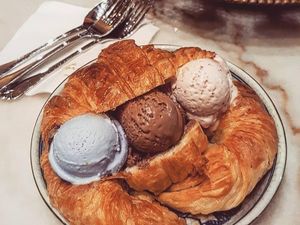 Nyamm! Croissant Makin Enak Dipadukan Es Krim Aneka Rasa