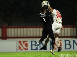 Kiper Bhayangkara FC mengamankan bola dari tandukan pemain PSM.