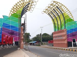 Melihat Kontrasnya Gerbang Wisata Anyer dan Cilegon