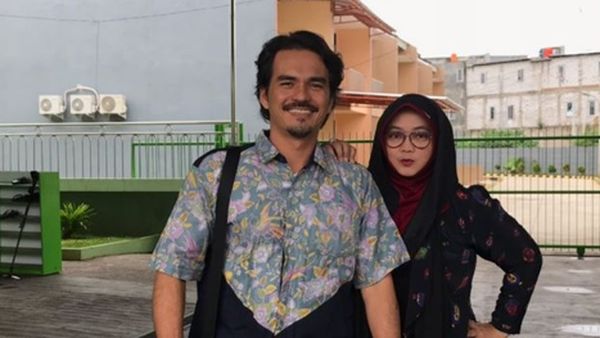 Intip Kebersamaan Teddy Syah dan Istri Setelah 19 Tahun Menikah