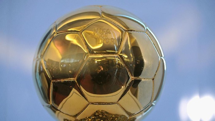PARIS, FRANCE - DECEMBER 05:  The FIFA Ballon DOr trophy is seen during the FIFA Ballon DOr Press conference on December 5, 2011 in Paris, France.  (Photo by Pascal Le Segretain/Getty Images)