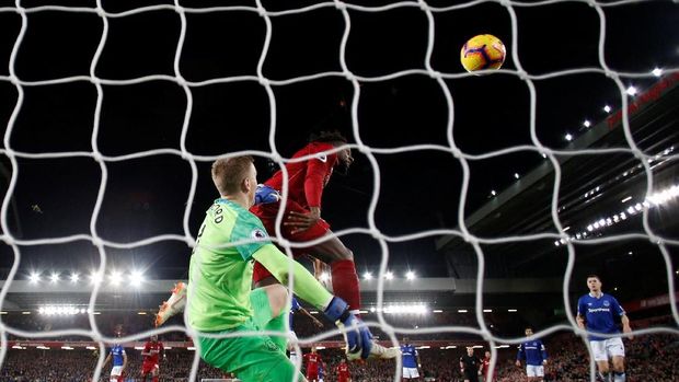 Divock Origi tidak mendapat kawalan ketika menyundul bola di muka gawang.