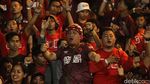 Tangisan Pendukung PSM Makassar di Stadion PTIK