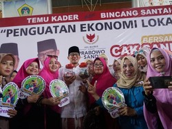 Mampir di Gresik, Sandi Diberi Sumbangan Kampanye dari Emak-emak