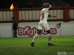 PSM sempat membobol gawang Bhayangkara FC di menit ke-66. Tembakan keras Zulham Zamrun dari luar kotak penalti ditepis Wahyu Tri dan bola liar disambar Sandro, namun gol dianulir setelah si pemain lebih dulu dalam posisi offside.