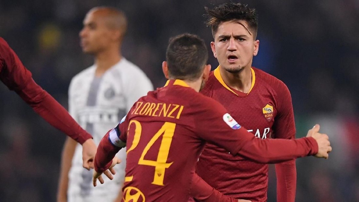 Cengiz Under mencetak gol dari luar kotak penalti saat AS Roma imbang 2-2 dengan Inter Milan (Foto: Alberto Lingria/Reuters)