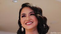 Foto: Cantiknya Ririn Ekawati Pakai Tenun Makassar Saat Fashion Show