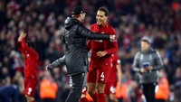 Virgil Van Dijk tampil solid saat Liverpool membawa pulang kemenangan 4-0 dari kandang Bournemouth. Cuma ada dua kali ancaman yang membuat Alisson harus melakukan penyelamatan. (Foto: Clive Brunskill/Getty Images)