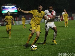 Pertandingan berjalan sengit dengan wasit beberapa kali meniup peluit akibat pelanggaran dari kedua tim, namun tak ada peluang berbahaya dari kedua tim.