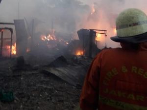 Rumah di Jakbar Terbakar Diduga Akibat Sambaran Petir