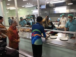 Saat Jokowi Makan Siang di Kantin Karyawan Yamaha