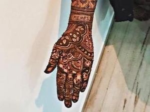 Alasan Romantis di Balik Pengantin yang Bikin Henna Memes di Pernikahan