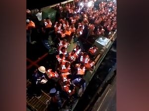 Evakuasi Mendebarkan KM Gerbang Samudra I yang Terbakar