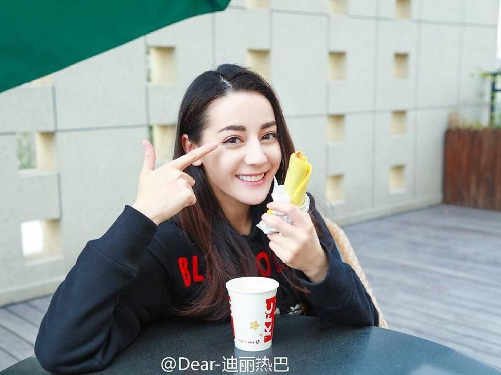 Gaya Kulineran Dilraba Dilmurat, Artis Cantik Terpopuler China dari Etnis Uyghur Gaya Kulineran Dilraba Dilmurat, Artis Cantik Terpopuler China dari Etnis Uyghur