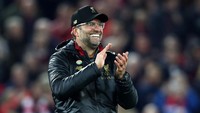 Senyum lebar Juergen Klopp usai Liverpool memastikan diri menang di laga derby. (Foto: Clive Brunskill/Getty Images)