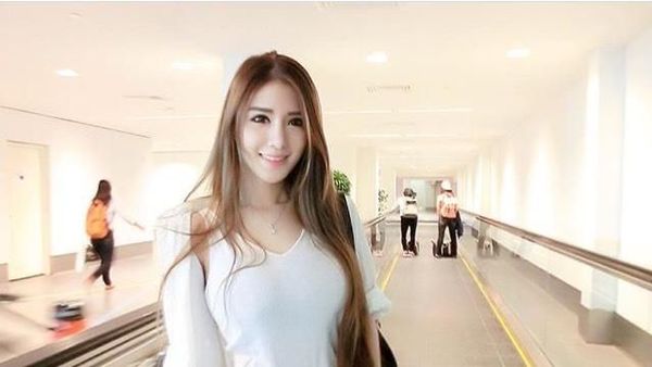 Tersihir Pesona Cantiknya Mantan Pramugari Air Asia yang Kini Jadi Model