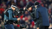 Juergen Klopp juga pergi menuju kamera. Ada kalimat yang dia sampaikan di sana. (Foto: Clive Brunskill/Getty Images)