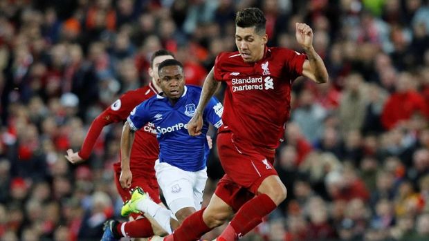 Soccer Football - Premier League - Liverpool v Everton - Anfield, Liverpool, Britain - December 2, 2018  Liverpool's Roberto Firmino in action with Everton's Ademola Lookman   REUTERS/Phil Noble  EDITORIAL USE ONLY. No use with unauthorized audio, video, data, fixture lists, club/league logos or 