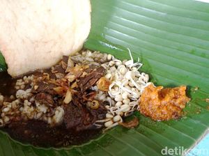 Enak Pol! Pecel Pincuk dan Rawon Khas Jawa Timur Enak Pol! Pecel Pincuk dan Rawon Khas Jawa Timur