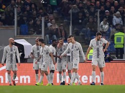 Bagaimanapun, Inter naik satu strip ke urutan dua klasemen berkat hasil imbang ini. Satu tambahan angka yang dipetik membuat Inter mengoleksi 29 poin hasil 14 laga, berjarak 11 poin dari Juventus di puncak. REUTERS/Alberto Lingria.