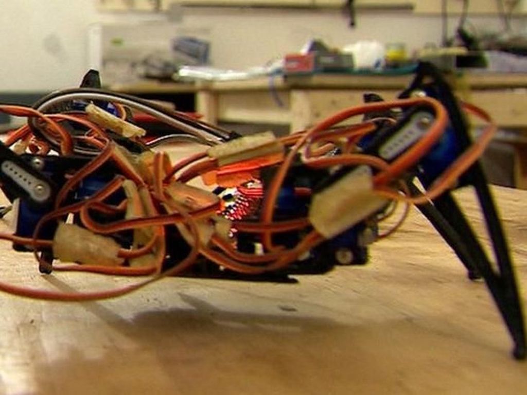 Para Penemu di Togo Menyulap Sampah Seluruh Dunia Menjadi Robot Para Penemu di Togo Menyulap Sampah Seluruh Dunia Menjadi Robot