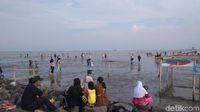 Foto: Libur Akhir Pekan di Cirebon, Ayo ke Pantai Kejawanan!