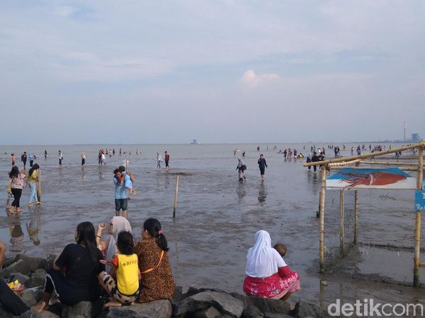 Foto: Libur Akhir Pekan di Cirebon, Ayo ke Pantai Kejawanan!