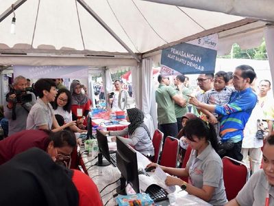 Potret Jokowi Gendong Adul Bocah Difabel yang Merangkak ke Sekolah