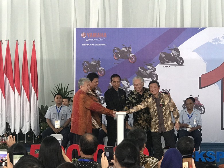 Jokowi saksikan ekspor Yamaha Foto: Robi Setiawan/detikcom