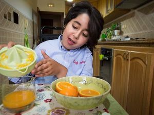 Keren! Koki Cilik Ini Tetap Semangat Masak Meski Terkena Miopati