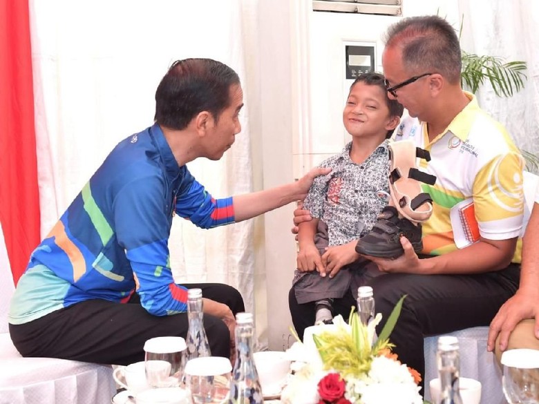 Adul Bocah Difabel yang Merangkak 3 Km ke Sekolah Minta Ini ke Jokowi