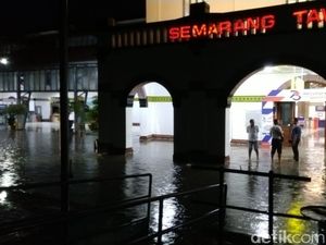 Melihat Banjir yang Genangi Beberapa Titik Kota Semarang Sore Kemarin