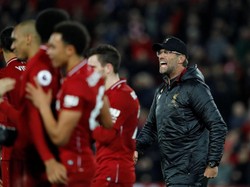 Di saat para pemain Liverpool merayakan kemenangan. Klopp juga ikut gabung. Sepertinya dia tidak mau kelewatan momen menyenangkan itu. (Foto: Phil Noble/Reuters)