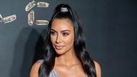 Gaya Seksi Kim Kardashian Bergaun Belahan Dada Rendah di Show Versace