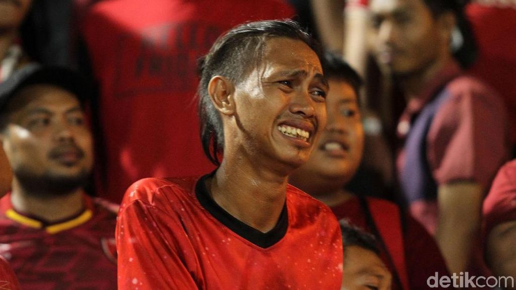 Tangisan Pendukung PSM Makassar di Stadion PTIK