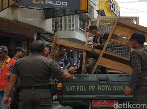 Satpol PP Sukabumi Razia PKL Bahu Jalan, yang di Trotoar Masih Aman Satpol PP Sukabumi Razia PKL Bahu Jalan, yang di Trotoar Masih Aman