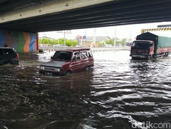 Pantura Demak-Semarang Terendam Banjir, Arus Lalin Macet Parah