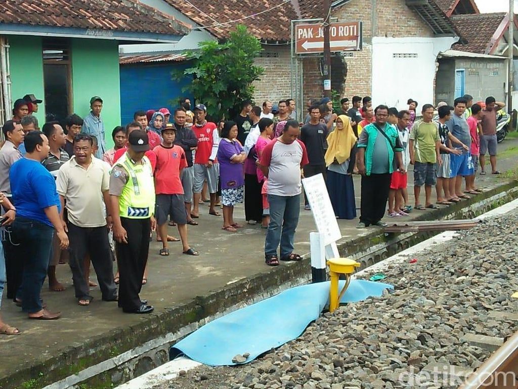 Lengah di Perlintasan, Seorang PNS di Sleman Tewas Tertabrak KA Lengah di Perlintasan, Seorang PNS di Sleman Tewas Tertabrak KA