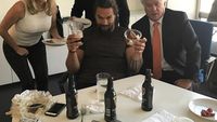 Begini Gaya Keren Jason Momoa, si Aquaman yang Gemar Makan Poke