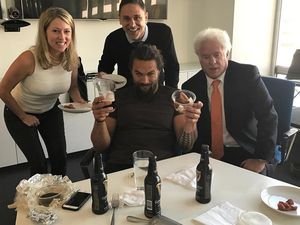 Begini Gaya Keren Jason Momoa, si Aquaman yang Gemar Makan Poke Begini Gaya Keren Jason Momoa, si Aquaman yang Gemar Makan Poke