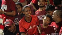 Tangisan suporter PSM Makassar.