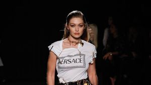 Foto: Deretan Model Seksi Dunia di Catwalk Versace, Siapa Favoritmu?