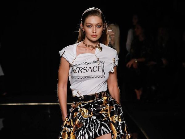 Foto: Deretan Model Seksi Dunia di Catwalk Versace, Siapa Favoritmu?