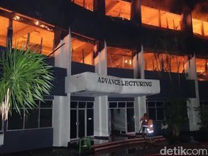 Butuh 2 Jam Padamkan Api yang Lahap Gedung di Undar Jombang
