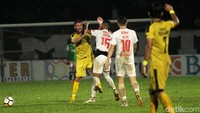 Keributan antara pemain Bhayangkara FC dan PSM.